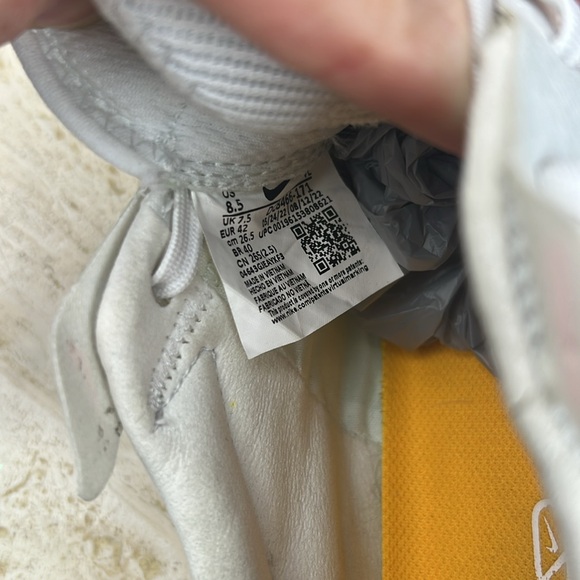 Nike Streetgato Indoor Soccer Shoes White Gold DC8466-171 Men’s Size 8.5 - Picture 10 of 11